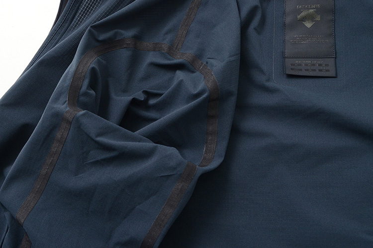 DESCENTE / ALLTERRAIN クールドット パッカブル ジャケットの生地アップ画像