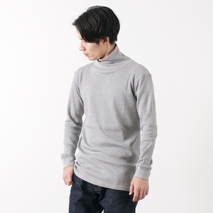 タートルネックのサーマルTシャツ