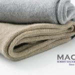 体も心も温まる「ROBERT MACKIE」のカシミヤ製ウインターアイテム